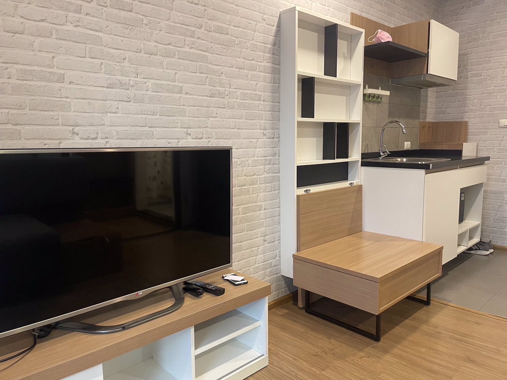 ให้เช่าคอนโด-ตกแต่งอย่างดี-เฟอนิเจอร์ครบทุกชิ้น-ลากกระเป๋าเข้าอยู่ได้เลย