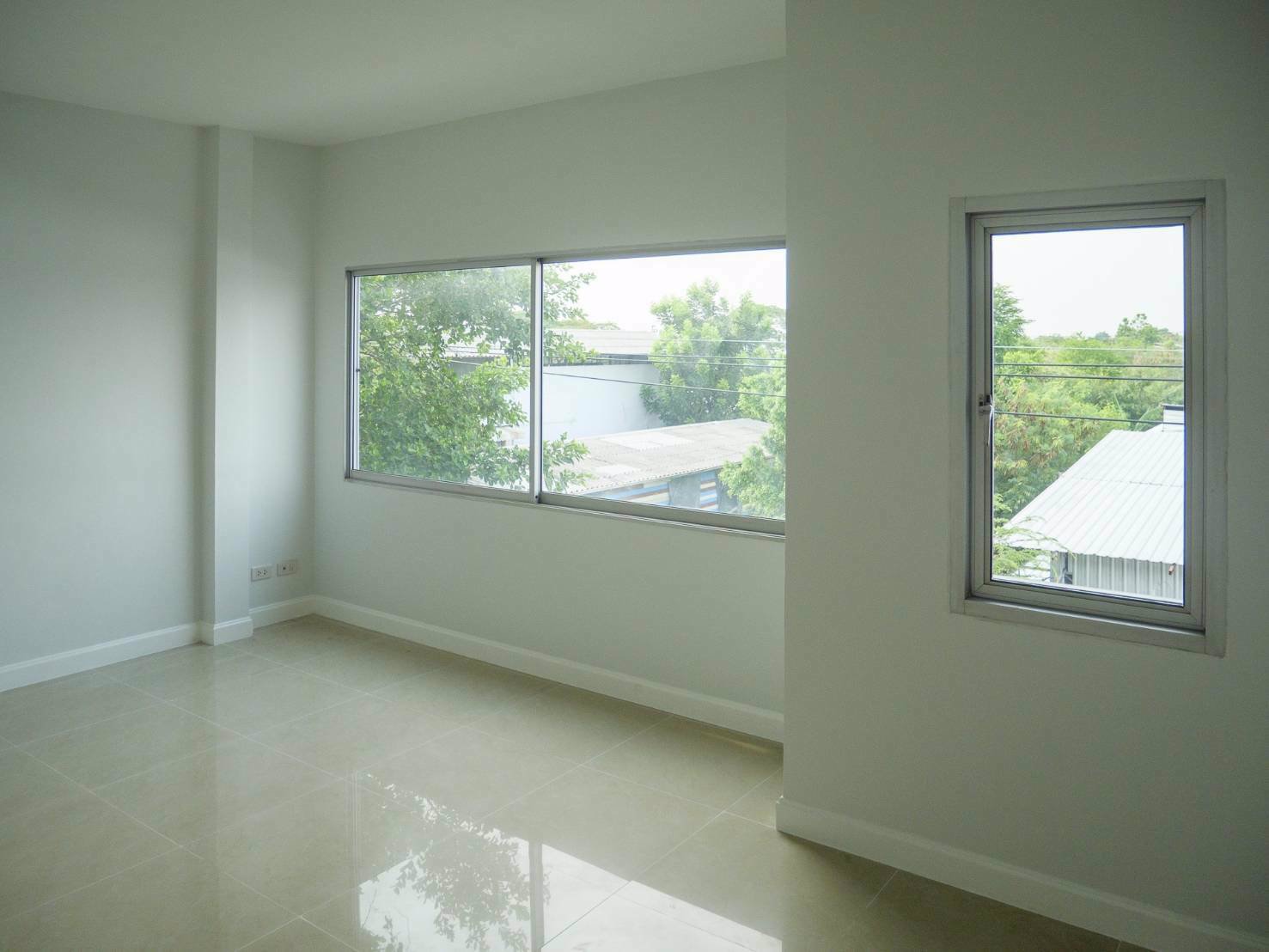 ขายด่วนทาวน์โฮม-3-ชั้น-พร้อมอยู่-เข้า-ออก-ได้หลายทาง