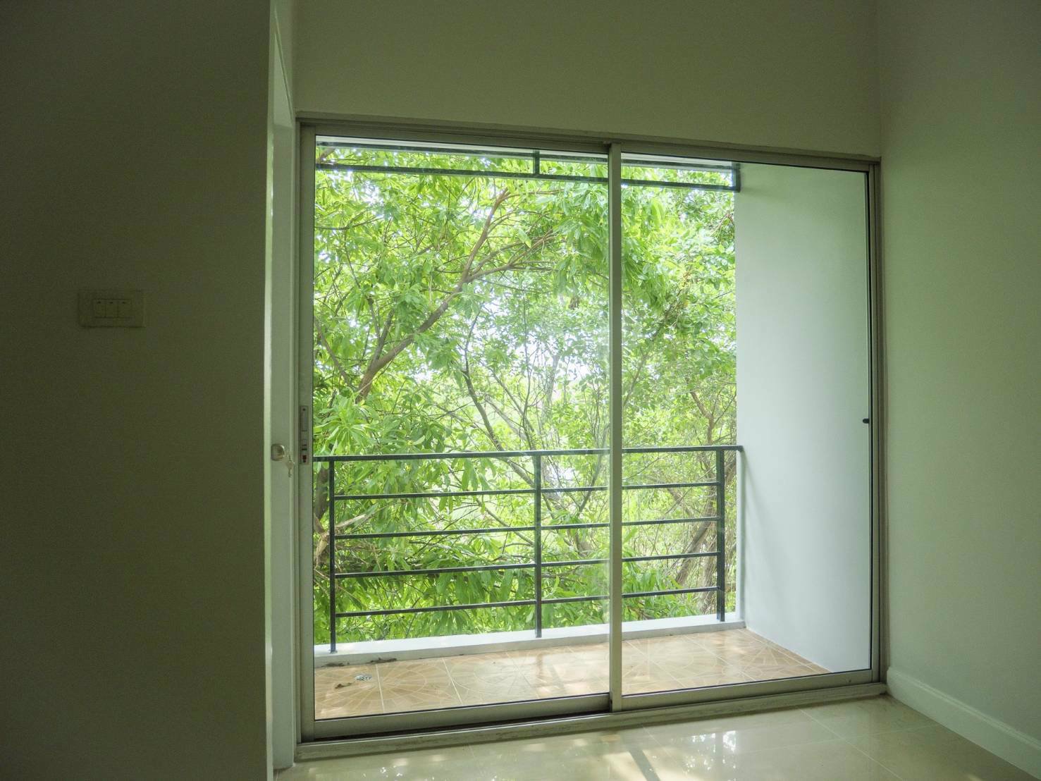 ขายด่วนทาวน์โฮม-3-ชั้น-พร้อมอยู่-เข้า-ออก-ได้หลายทาง