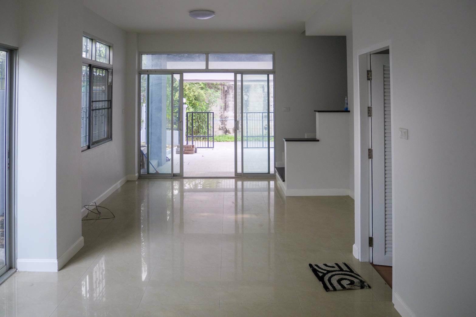 ขายด่วนทาวน์โฮม-3-ชั้น-พร้อมอยู่-เข้า-ออก-ได้หลายทาง