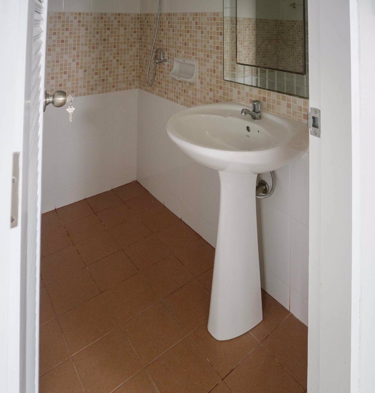 ขายด่วนทาวน์โฮม-3-ชั้น-พร้อมอยู่-เข้า-ออก-ได้หลายทาง