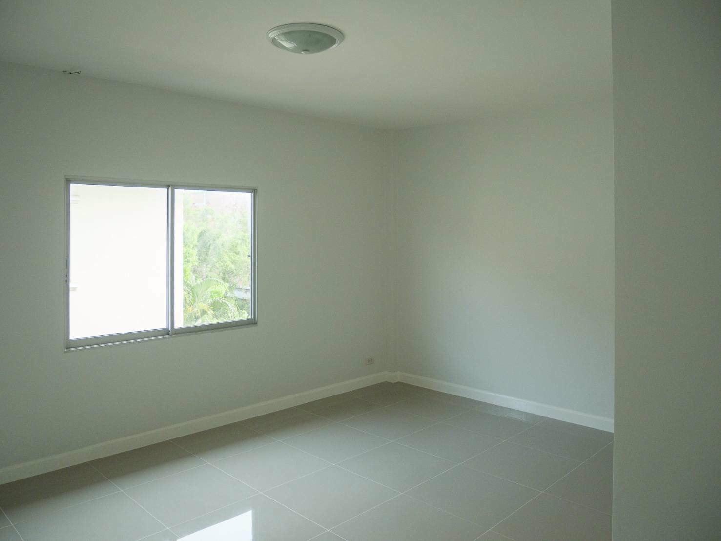 ขายด่วนทาวน์โฮม-3-ชั้น-พร้อมอยู่-เข้า-ออก-ได้หลายทาง