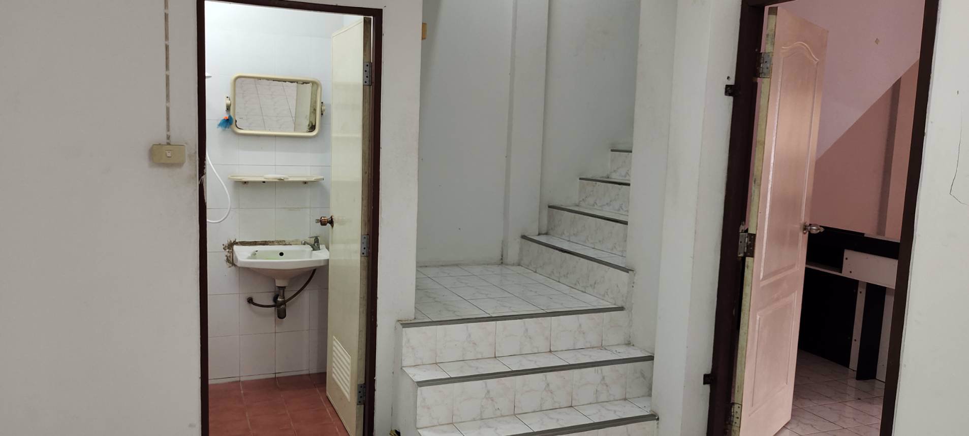 ขายด่วนบ้าน-ทาวน์เฮ้าส์-ทำเลทองซอยสดใส-ติด-มบูรพา-ต่ำกว่าราคาตลาด-1790000-บาท-เจ้าของขายเองราคา