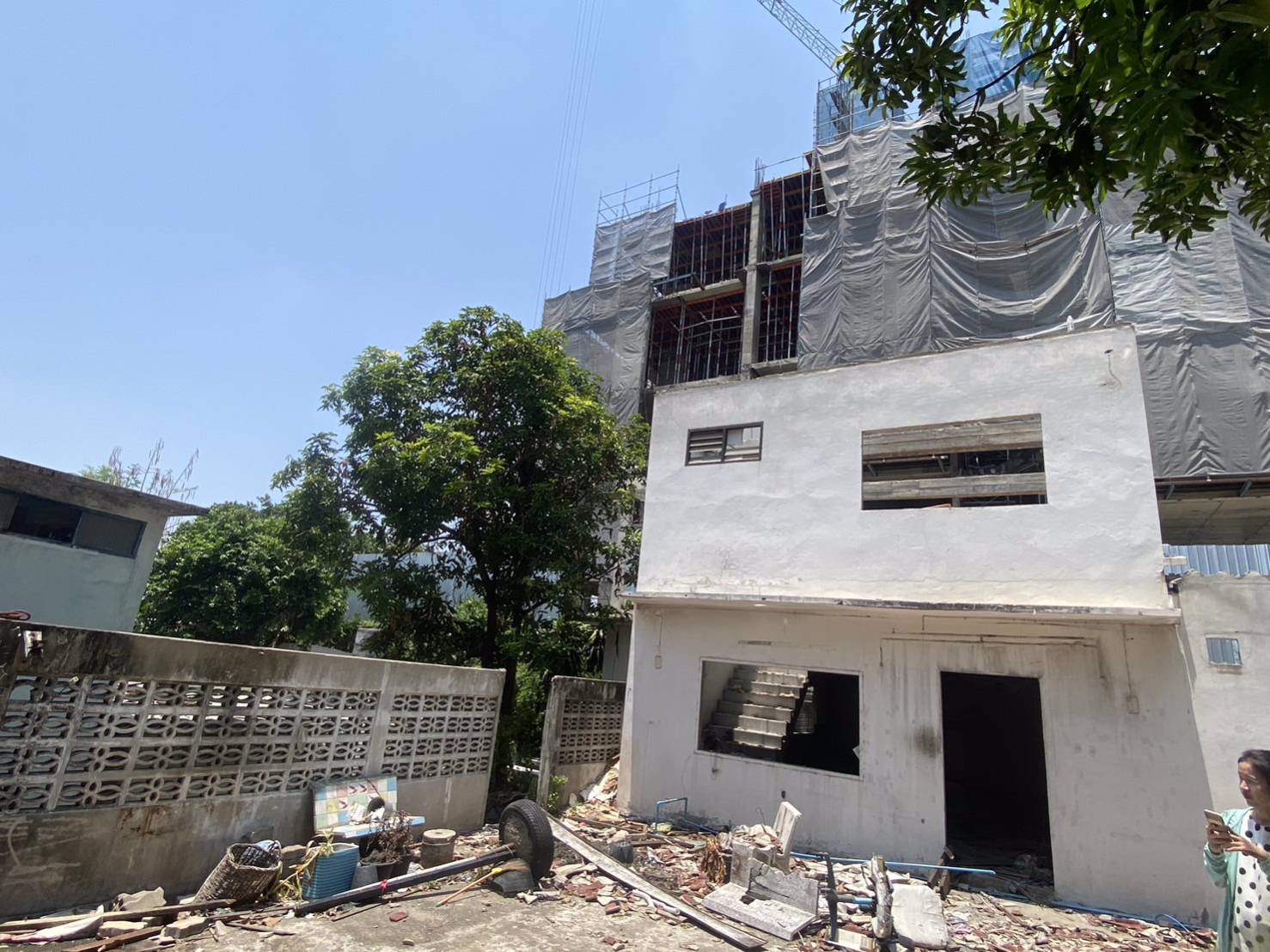 ขายที่ดินพร้อมสิ่งปลูกสร้างติดถนน-รัตนาธิเบศร์