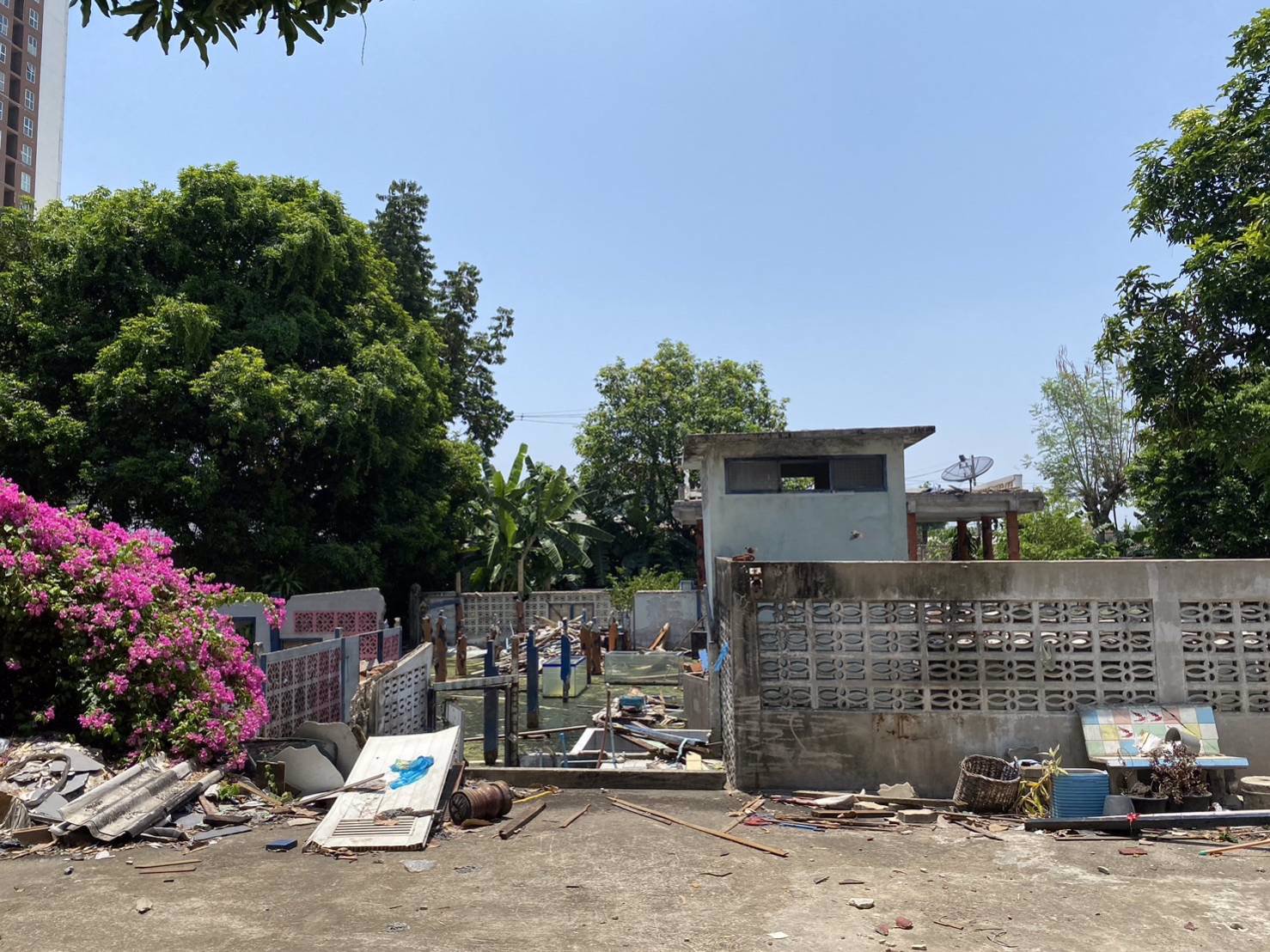 ขายที่ดินพร้อมสิ่งปลูกสร้างติดถนน-รัตนาธิเบศร์