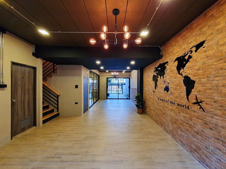 ขายทาวน์เฮ้าส์-2-ชั้น-365-ตรว-รีโนเวทใหม่ทั้งหลัง-ซลาดพร้าว-41-ปากซอยติดกับรถไฟฟ้า