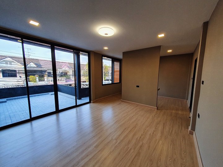 ขายทาวน์เฮ้าส์-2-ชั้น-365-ตรว-รีโนเวทใหม่ทั้งหลัง-ซลาดพร้าว-41-ปากซอยติดกับรถไฟฟ้า