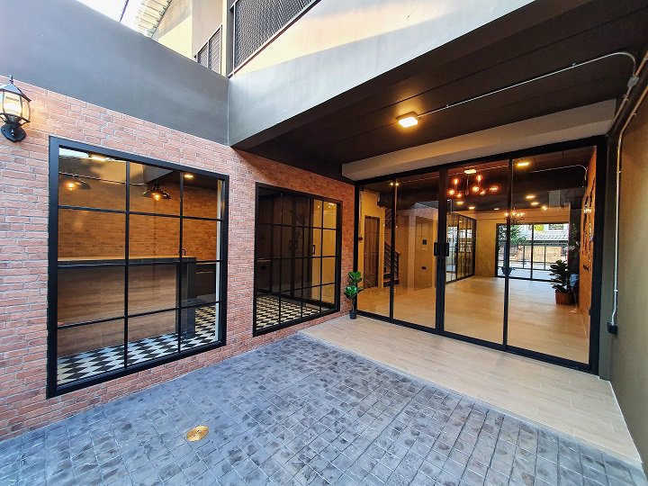 ขายทาวน์เฮ้าส์-2-ชั้น-365-ตรว-รีโนเวทใหม่ทั้งหลัง-ซลาดพร้าว-41-ปากซอยติดกับรถไฟฟ้า