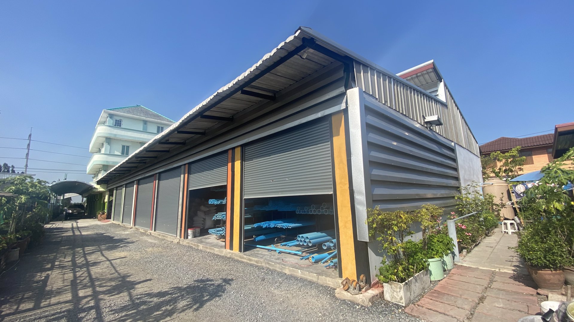 ขายอาคารพาณิชย์พร้อมที่ดิน-โกดัง-บ้านพักคนงาน-บ้านน็อคดาวน์ด้านหลัง-และสินค้าในร้าน