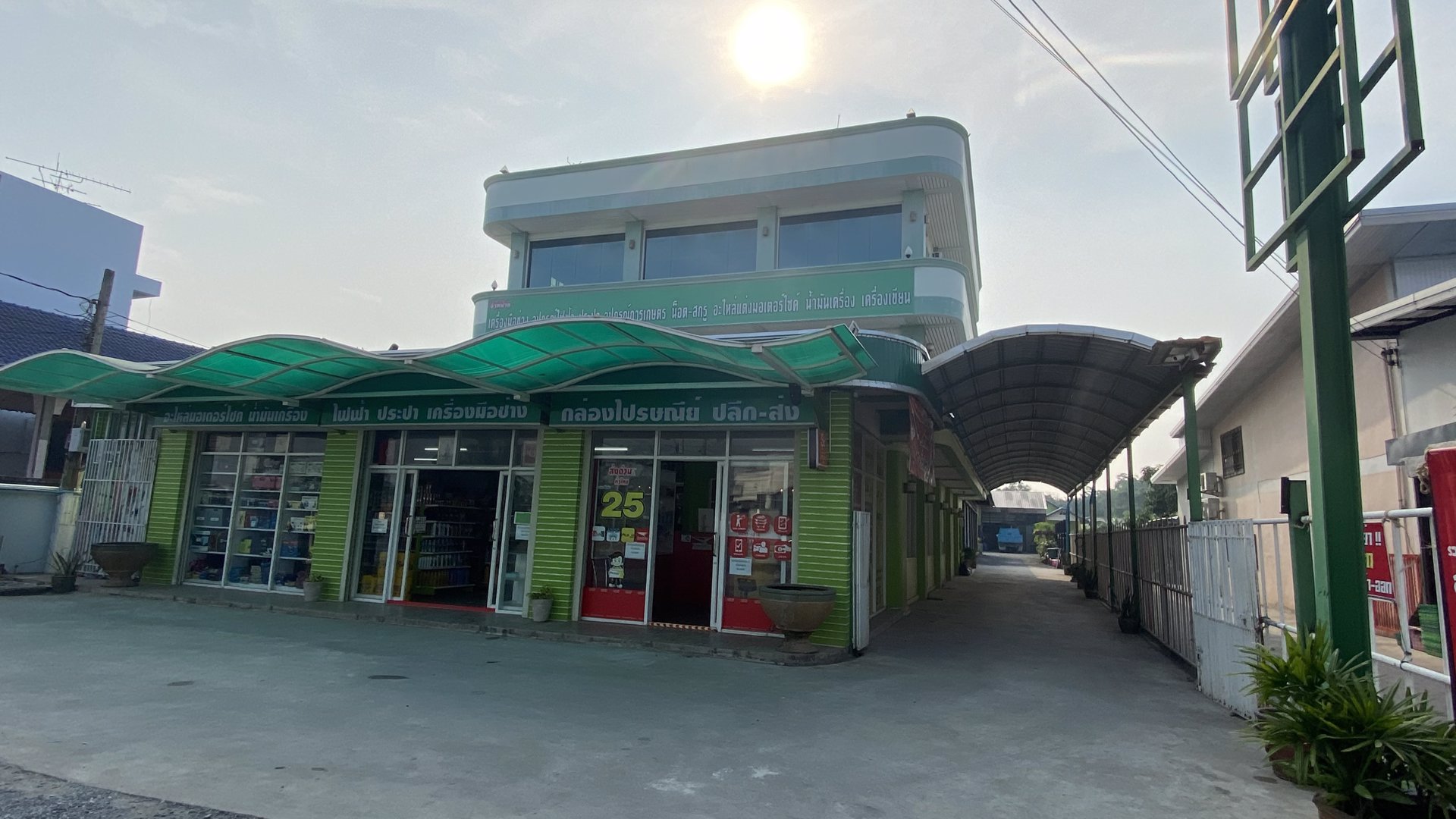 ขายอาคารพาณิชย์พร้อมที่ดิน-โกดัง-บ้านพักคนงาน-บ้านน็อคดาวน์ด้านหลัง-และสินค้าในร้าน