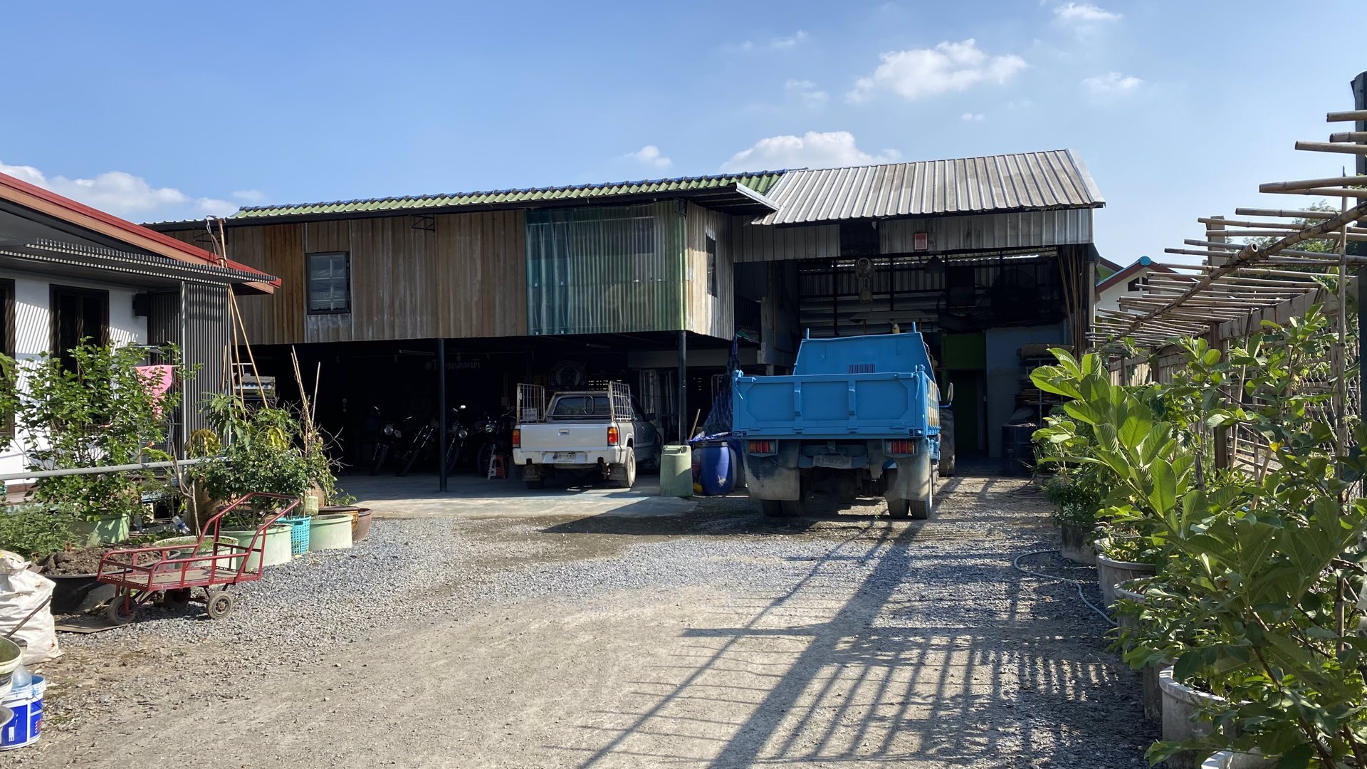 ขายอาคารพาณิชย์พร้อมที่ดิน-โกดัง-บ้านพักคนงาน-บ้านน็อคดาวน์ด้านหลัง-และสินค้าในร้าน