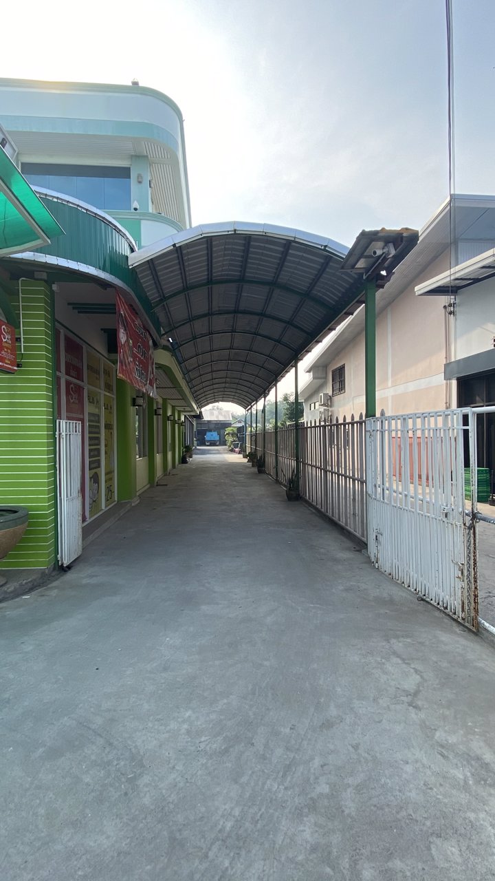 ขายอาคารพาณิชย์พร้อมที่ดิน-โกดัง-บ้านพักคนงาน-บ้านน็อคดาวน์ด้านหลัง-และสินค้าในร้าน