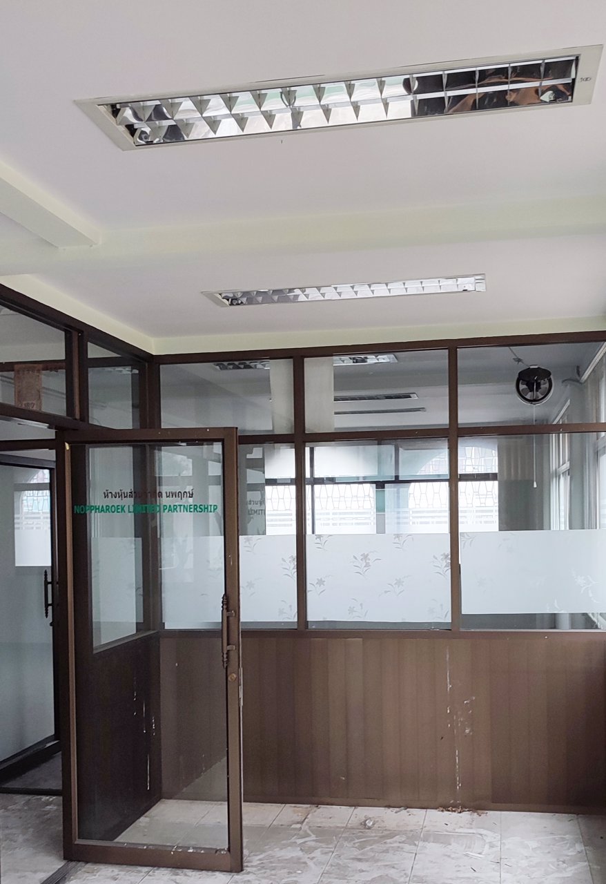 ถูก-อาคารพาณิชย์-45ชั้น-ตั้งอยู่ติดถนนเสรีไทยแยกนิด้า