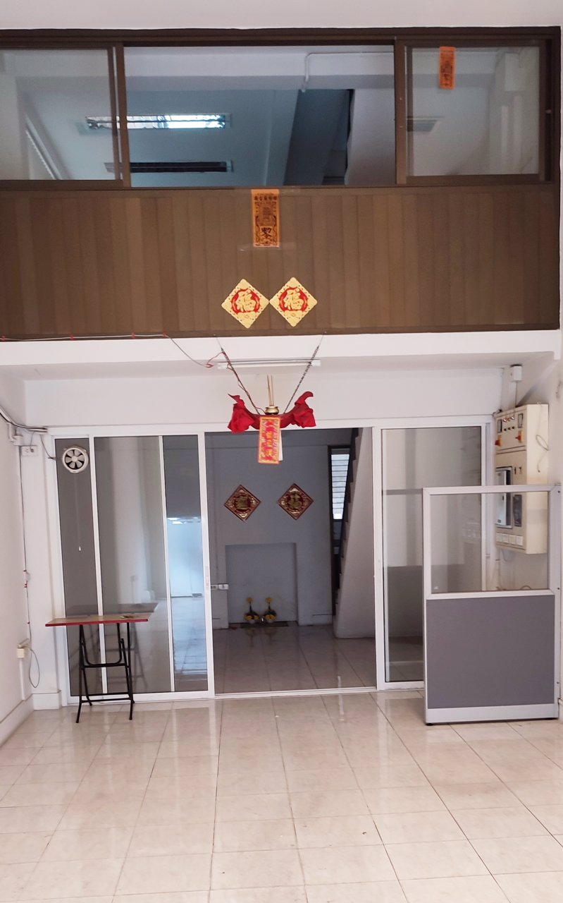 ถูก-อาคารพาณิชย์-45ชั้น-ตั้งอยู่ติดถนนเสรีไทยแยกนิด้า