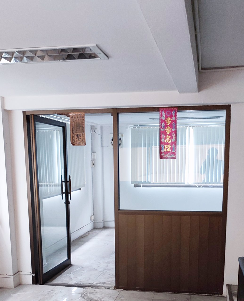 ถูก-อาคารพาณิชย์-45ชั้น-ตั้งอยู่ติดถนนเสรีไทยแยกนิด้า