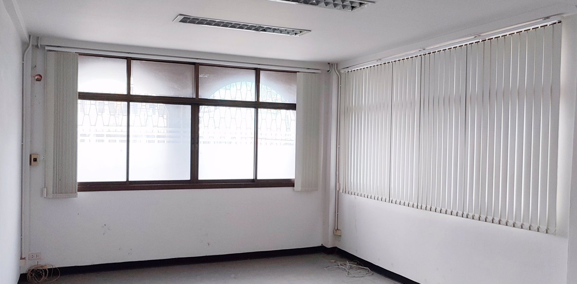 ถูก-อาคารพาณิชย์-45ชั้น-ตั้งอยู่ติดถนนเสรีไทยแยกนิด้า