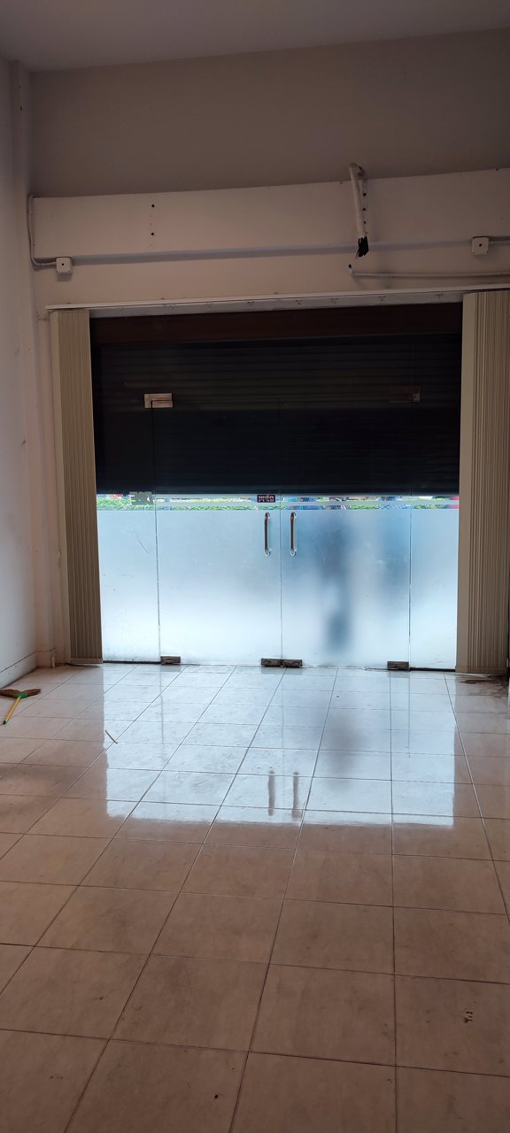 ถูก-อาคารพาณิชย์-45ชั้น-ตั้งอยู่ติดถนนเสรีไทยแยกนิด้า