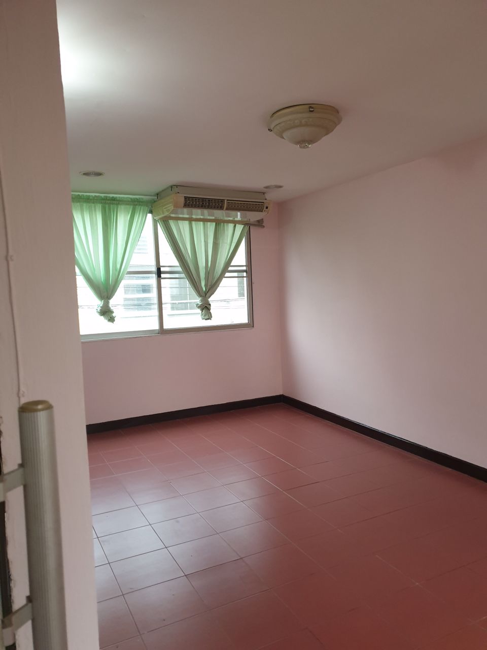 ให้เช่าทาวน์เฮ้าส์-3-ชั้น-4-นอน-สภาพดี-ในเมืองทองธานี-ใกล้ทางด่วนแจ้งวัฒนะ-townhome-for-rent