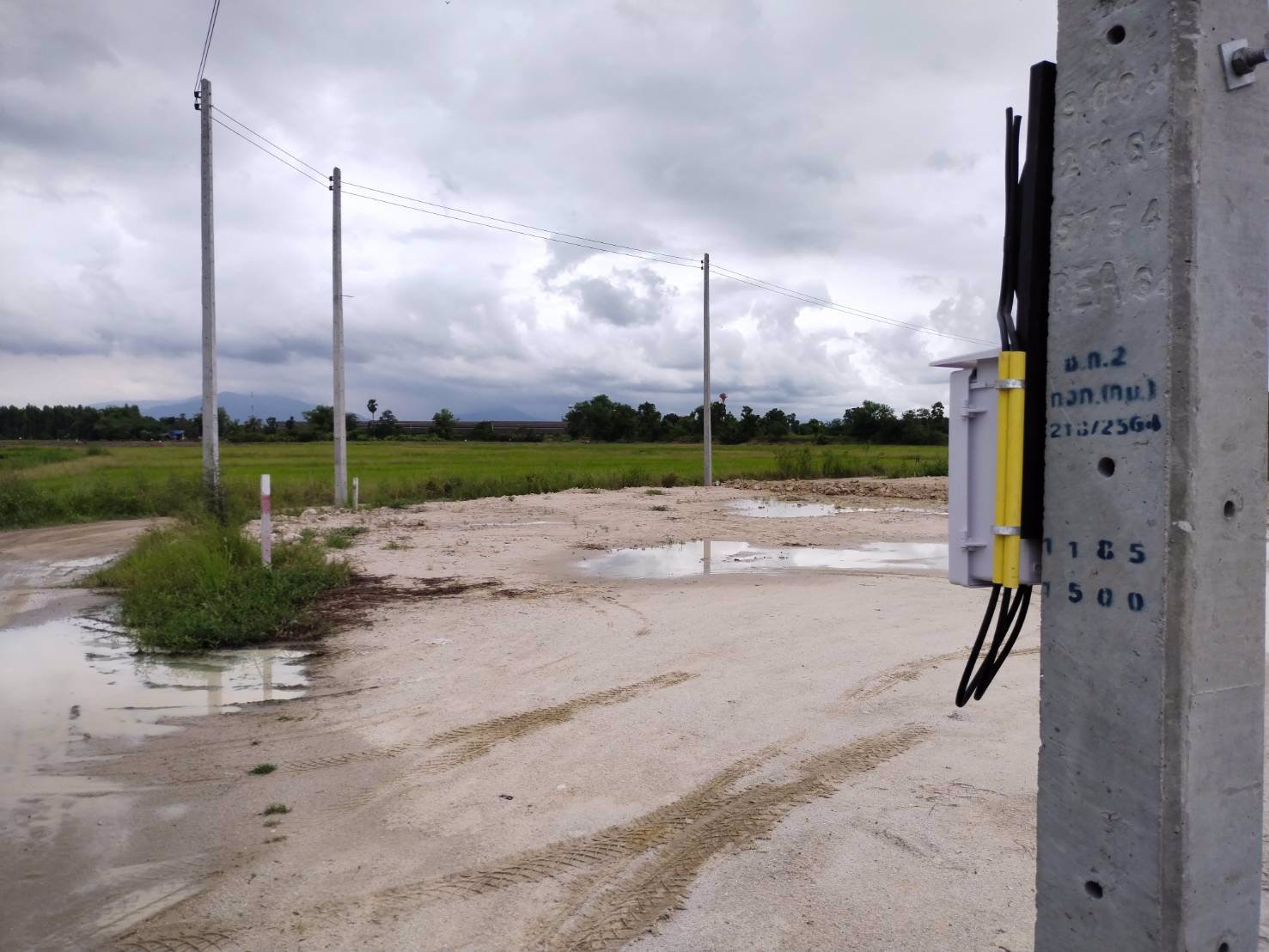 ที่ดินแบ่งขาย-เนื้อที่-50-ตรว-มี-3-แปลง-บรรยากาศดี-โล่งสบาย-เห็นวิวภูเขาชัดเจน