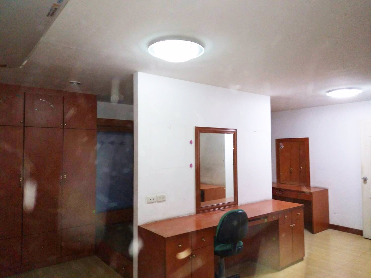 ให้เช่าบ้านทาวโฮม-5-ชั้น-เฟอร์นิเจอร์ครบ-พร้อมเข้าอยู่-ซอย-รัชดา36