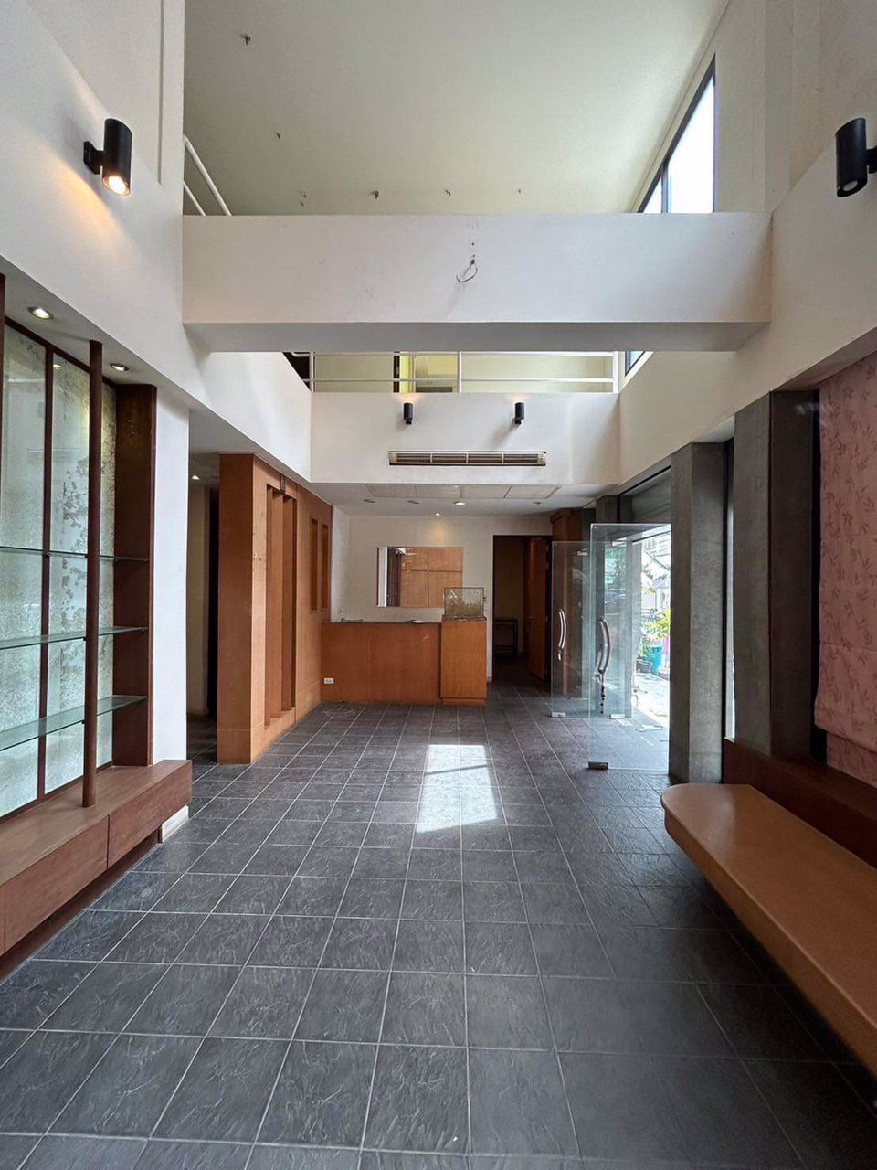 ขายอาคารพาณิชย์สี่ชั้นบนทำเลแห่งการค้าขาย-3-คูหาทะลุถึงกัน