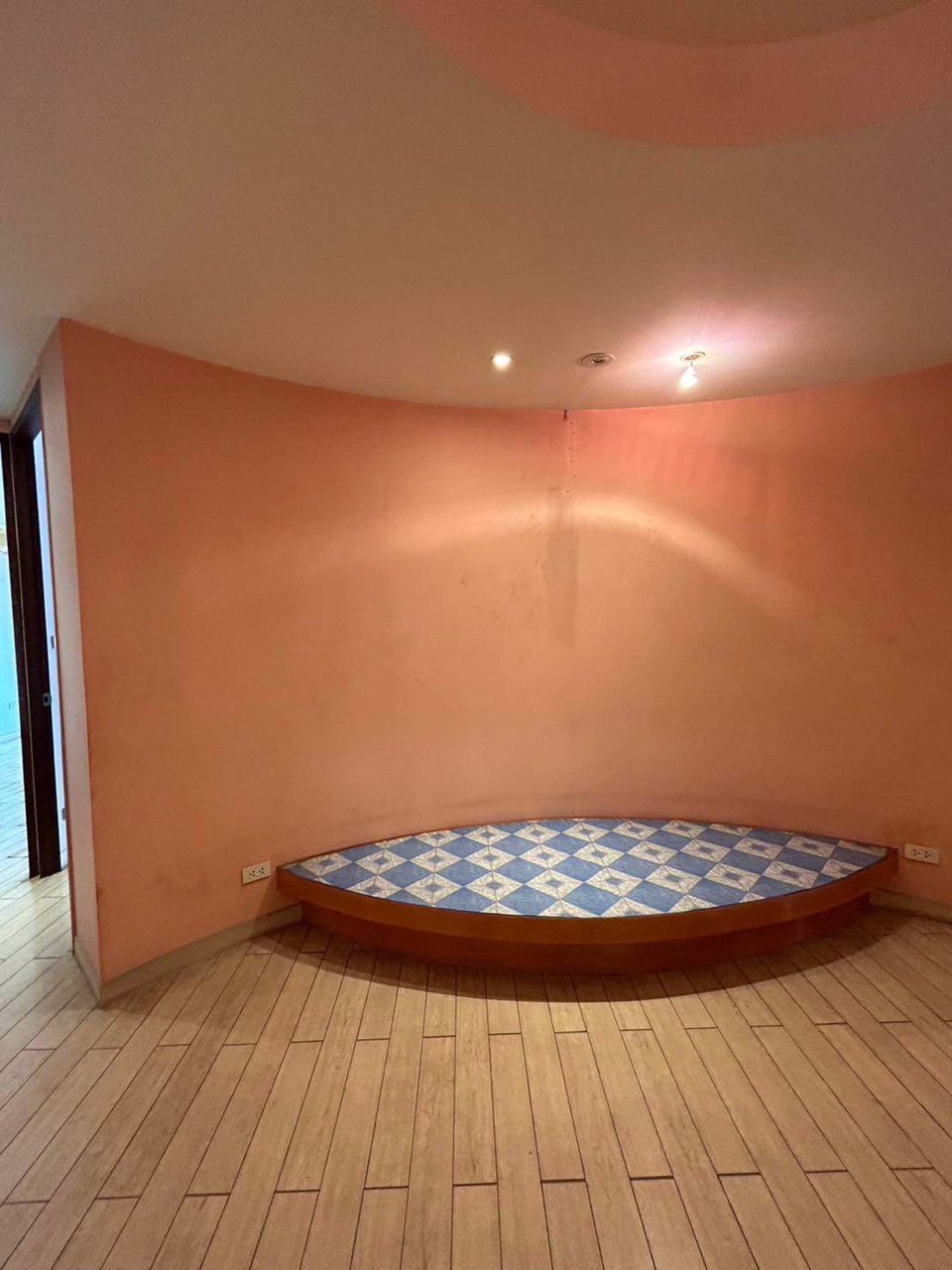 ขายอาคารพาณิชย์สี่ชั้นบนทำเลแห่งการค้าขาย-3-คูหาทะลุถึงกัน