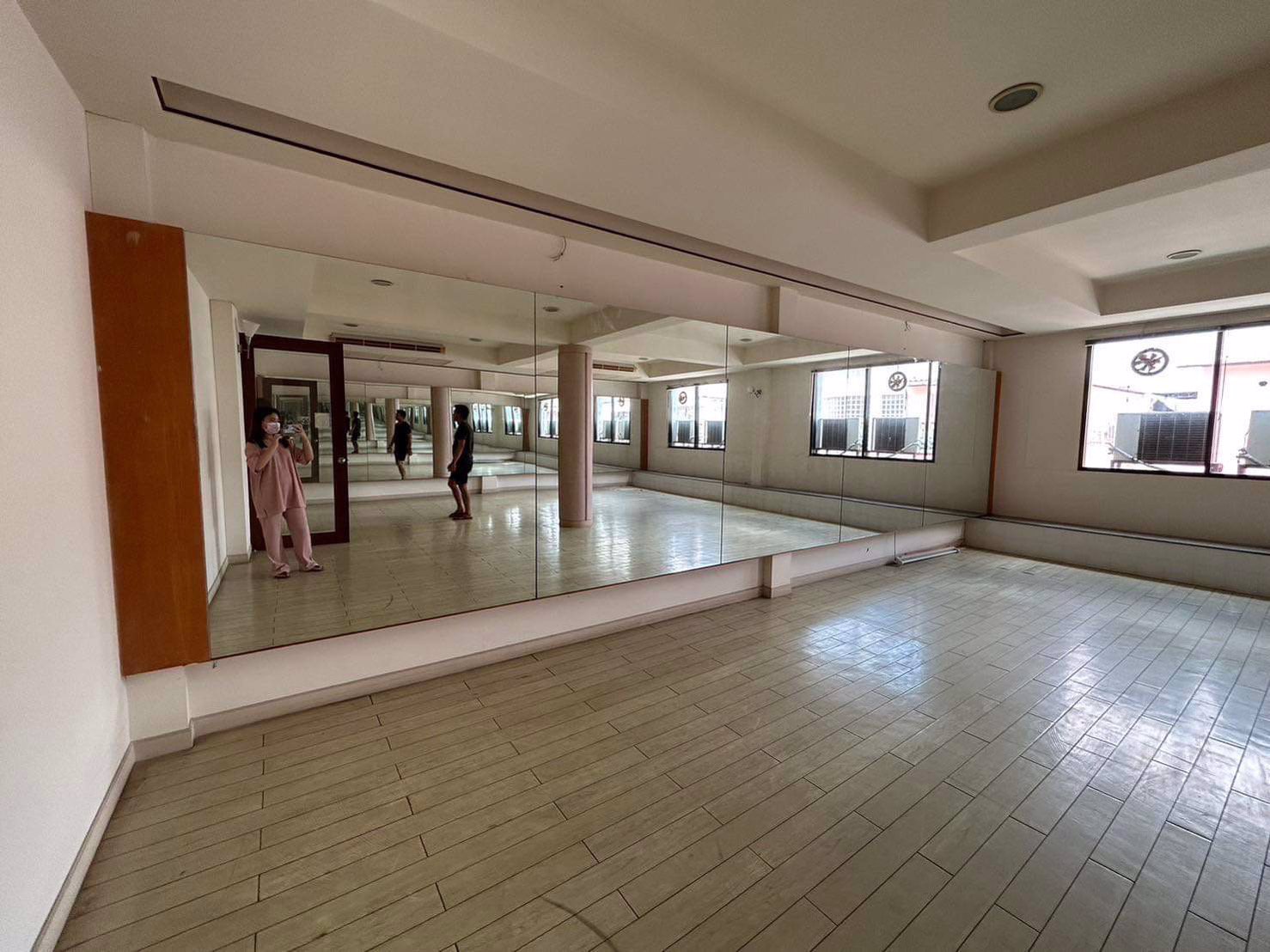 ขายอาคารพาณิชย์สี่ชั้นบนทำเลแห่งการค้าขาย-3-คูหาทะลุถึงกัน