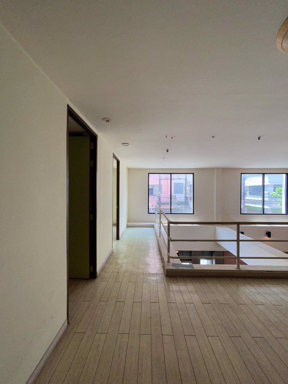 ขายอาคารพาณิชย์สี่ชั้นบนทำเลแห่งการค้าขาย-3-คูหาทะลุถึงกัน