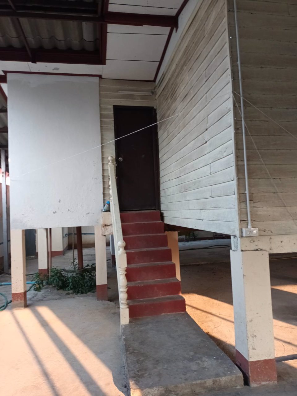 ขายบ้านพร้อมที่ดิน-ติดถนนใหญ่สายเวียงชัย-เชียงรุ้ง