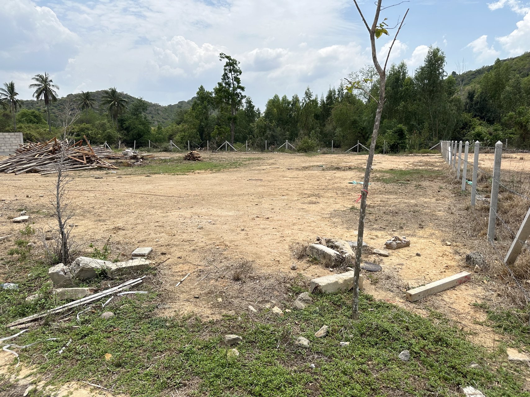 ขายที่ดิน-ใกล้ทะเลสามร้อยยอด-ติดถนนคอนกรีต