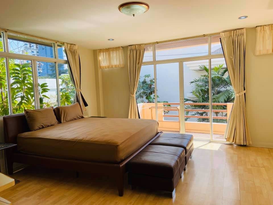 ให้เช่าบ้านเดี่ยว-ทรงทาวน์โฮมใหญ่-อยู่สุขุมวิท-31-ใกล้รถไฟฟ้าพร้อมพงษ์