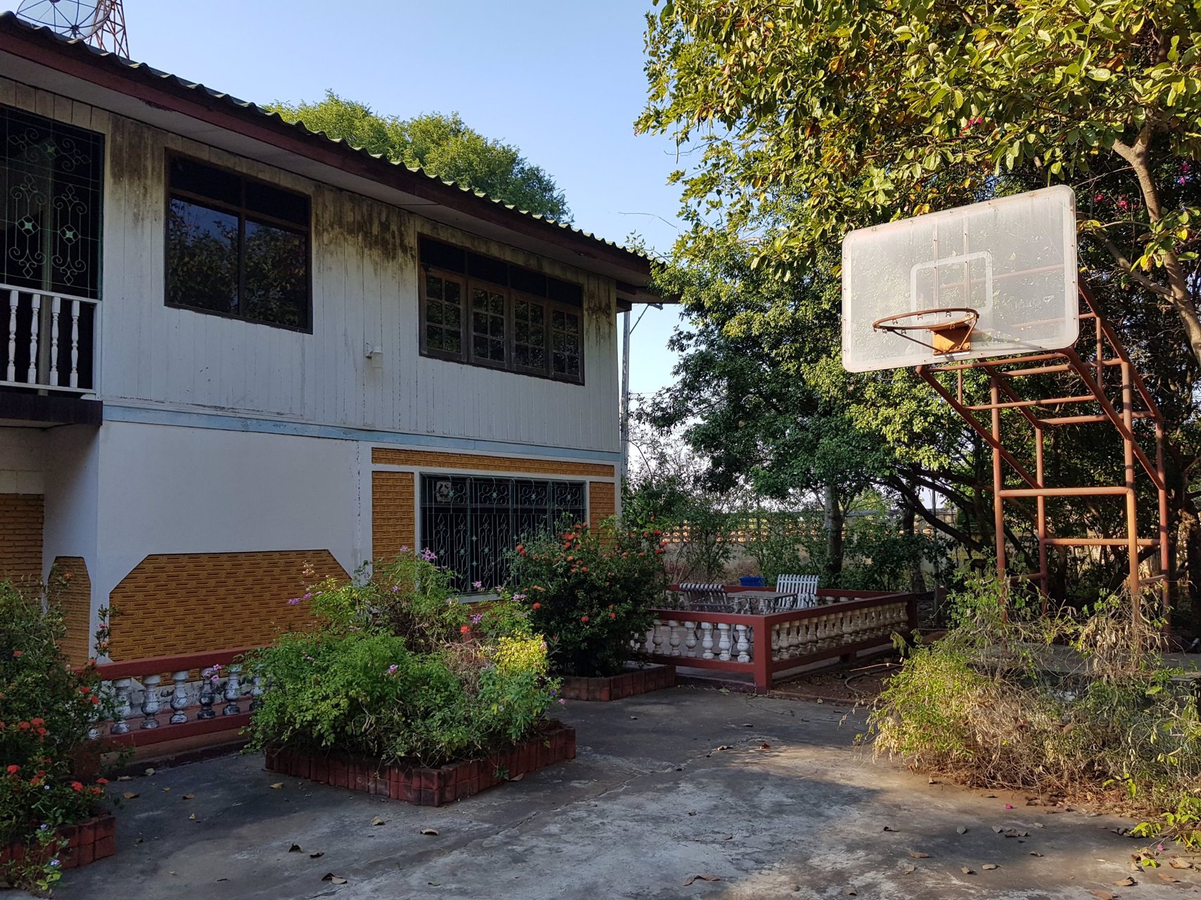 ขายที่ดิน-27-ไร่-พร้อมสิ่งปลูกสร้าง-หน้ากว้างกว่า-200-เมตร-ใกล้มีโชค-ขนส่ง-โชคชัย