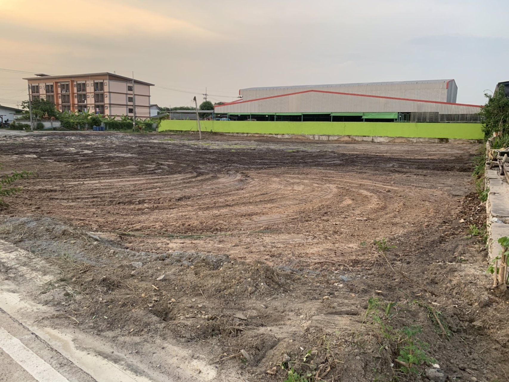 ขายที่ดิน-เนื้อที่-2-ไร่-ติดถนน-2-ด้าน-หน้ากว้างประมาน-60-เมตร-อเมืองชลบุรี-จชลบุรี