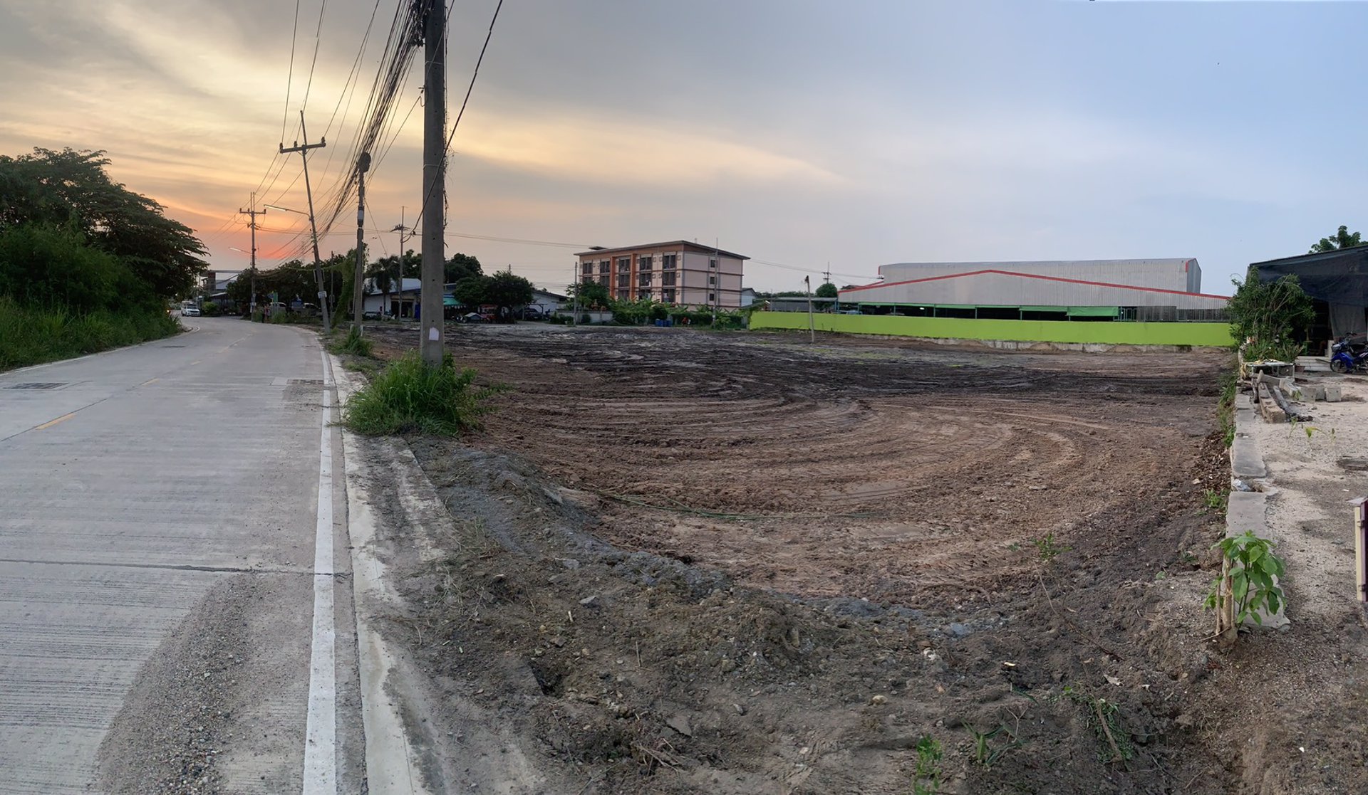 ขายที่ดิน-เนื้อที่-2-ไร่-ติดถนน-2-ด้าน-หน้ากว้างประมาน-60-เมตร-อเมืองชลบุรี-จชลบุรี