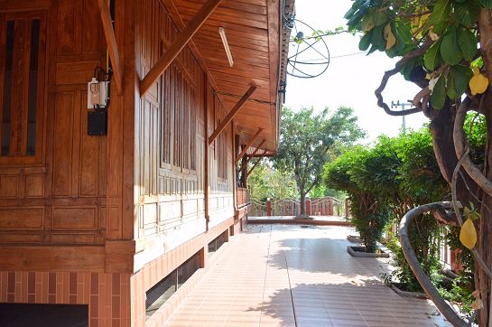 ขายด่วน-บ้านไม้แท้ทั้งหลัง-ทรงค่าน่าอยู่-ชานเมือง-ชัยภูมิ-บนเนื้อที่-เกือบสี่ไร่