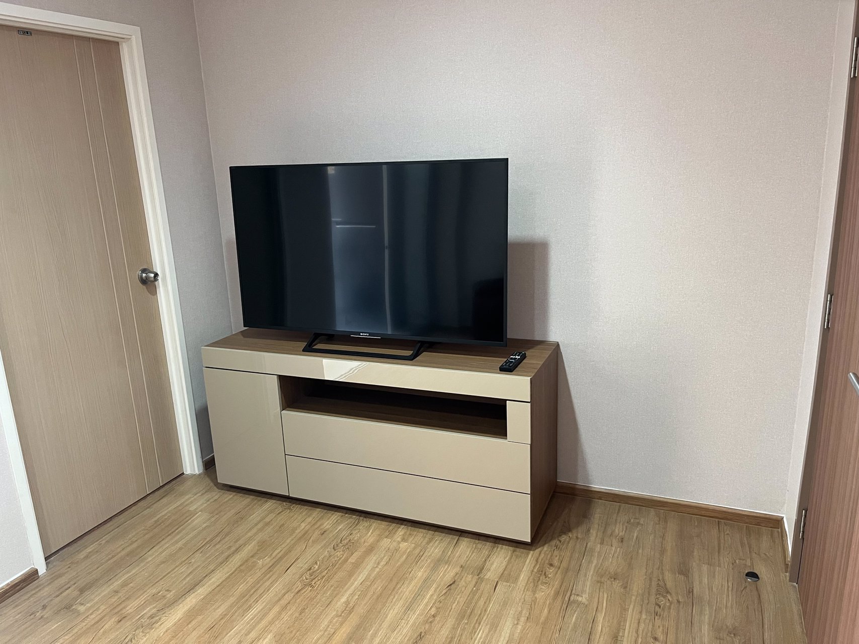 fuse-chan-sathorn-condo-ให้เช่าห้อง-เฟอร์นิเจอร์-ขนาด-33-ตรม-ชั้น-25-วินสระว่ายน้ำ-08ุุุ66666389