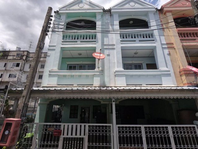 ขายทาวน์เฮ้าส์ 3-ชั้น ย่านบางบัวทอง ห่างถนนใหญ่เพียง-50-เมตร-อยู่ย่านชุมชน-แต่บริเวณบ้านไม่วุ่นวาย