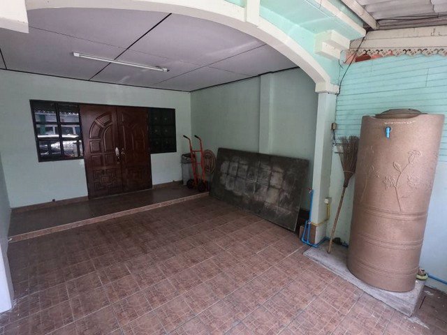 ขายทาวน์เฮ้าส์ 3-ชั้น ย่านบางบัวทอง ห่างถนนใหญ่เพียง-50-เมตร-อยู่ย่านชุมชน-แต่บริเวณบ้านไม่วุ่นวาย