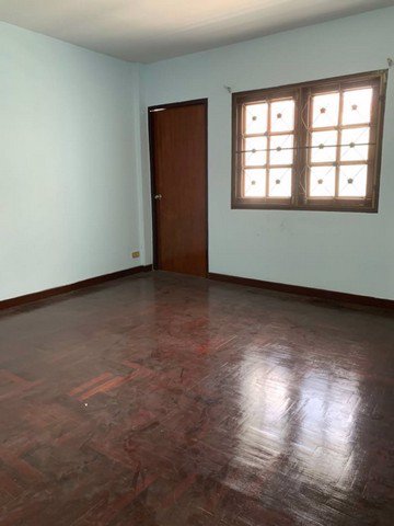 ขายทาวน์เฮ้าส์ 3-ชั้น ย่านบางบัวทอง ห่างถนนใหญ่เพียง-50-เมตร-อยู่ย่านชุมชน-แต่บริเวณบ้านไม่วุ่นวาย