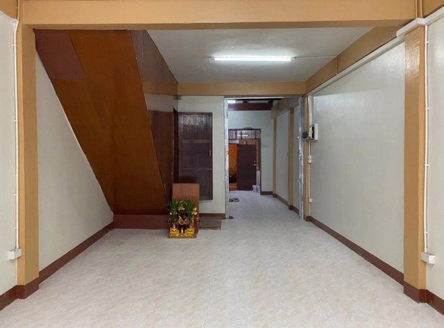 ให้เช่าอาคารพาณิชย์-3-ชั้น-1-คูหา-ติดถนนประชาราษฎร์บำเพ็ญ-ใกล้สำนักงานเขตห้วยขวาง-mrt-เหมาะอาศัย