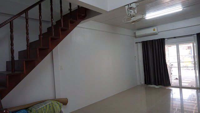 ทาวน์เฮาส์-2-ชั้นหมู่บ้านอยู่เจริญ-ใกล้-mrtสุธิสาร-2นอน-2น้ำที่-จอดรถ-1-คัน-25000-บาท