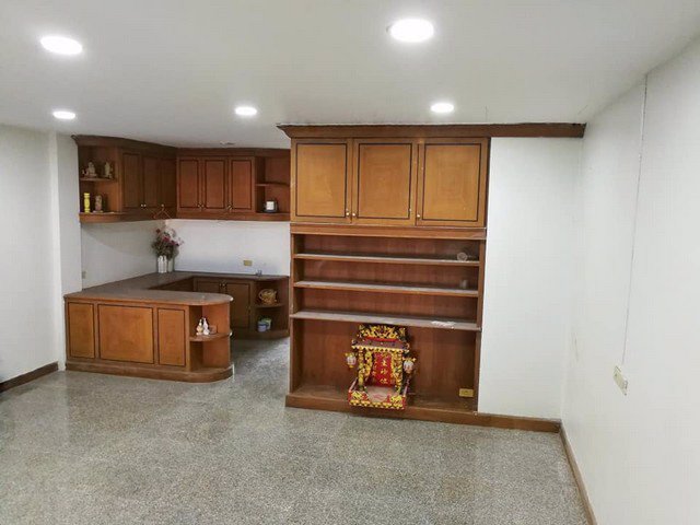 ให้เช่าทาวน์โฮม-ซอยลาดพร้าว42-พื้นที่ใช้สอย-400ตรม-4นอน-4น้ำ-23000ต่อเดือน