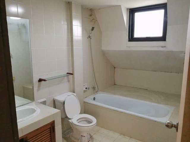 ให้เช่าทาวน์โฮม-ซอยลาดพร้าว42-พื้นที่ใช้สอย-400ตรม-4นอน-4น้ำ-23000ต่อเดือน