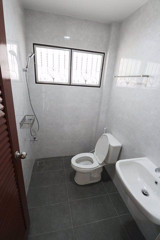 บ้านเดี่ยวให้เช่า-ซอย-รามคำแห่ง-36-1บ้านrenovateใหม่-103-ตรว-5นอน-5น้ำ-1ครัว-จอดรถ-2คัน-30000ต่อเด