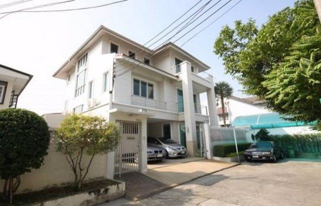 ขายบ้านเดี่ยว-3ชั้น-ซอยรัชดาภิเษก18-66ตรว-450ตรม-5นอน-3น้ำ-ราคา-19-ล้าน