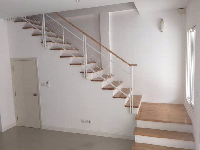 ให้เช่าทาวน์โฮมบ้านกลางเมือง-เอสเซ้นส์-ซอยลาดพร้าว-84-3ชั้น-20ตรว-3นอน-3น้ำ-32000-บาทต่อเดือน