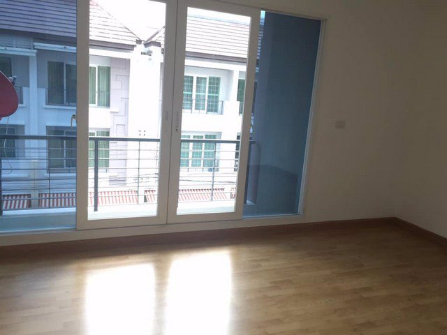 ให้เช่าทาวน์โฮมบ้านกลางเมือง-เอสเซ้นส์-ซอยลาดพร้าว-84-3ชั้น-20ตรว-3นอน-3น้ำ-32000-บาทต่อเดือน