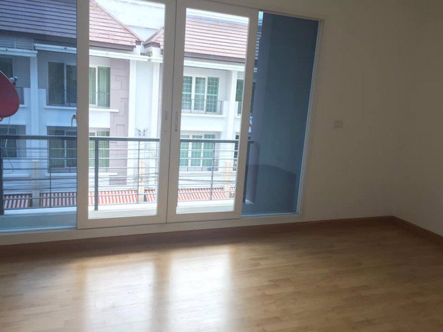 ให้เช่าทาวน์โฮมบ้านกลางเมือง-เอสเซ้นส์-ซอยลาดพร้าว-84-3ชั้น-20ตรว-3นอน-3น้ำ-32000-บาทต่อเดือน