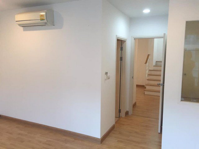 ให้เช่าทาวน์โฮมบ้านกลางเมือง-เอสเซ้นส์-ซอยลาดพร้าว-84-3ชั้น-20ตรว-3นอน-3น้ำ-32000-บาทต่อเดือน