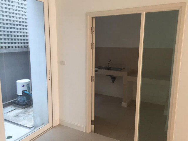 ให้เช่าทาวน์โฮมบ้านกลางเมือง-เอสเซ้นส์-ซอยลาดพร้าว-84-3ชั้น-20ตรว-3นอน-3น้ำ-32000-บาทต่อเดือน